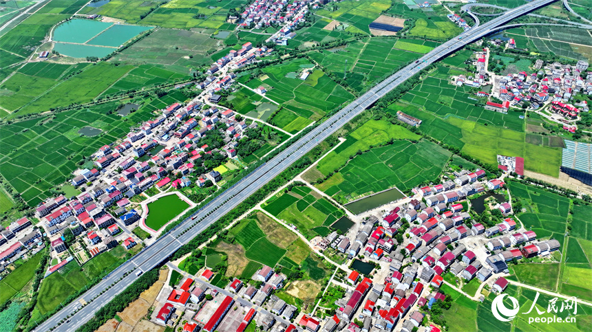 高速公路車輛往來疾馳，沿線鄉村農田密布、房舍林立，美景怡人。人民網 朱海鵬攝