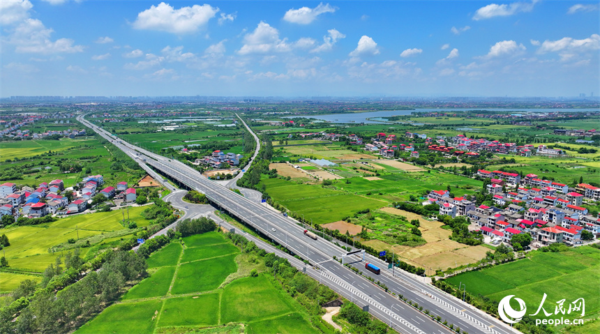 高速公路車輛往來疾馳，沿線鄉村農田密布、房舍林立，美景怡人。人民網 朱海鵬攝