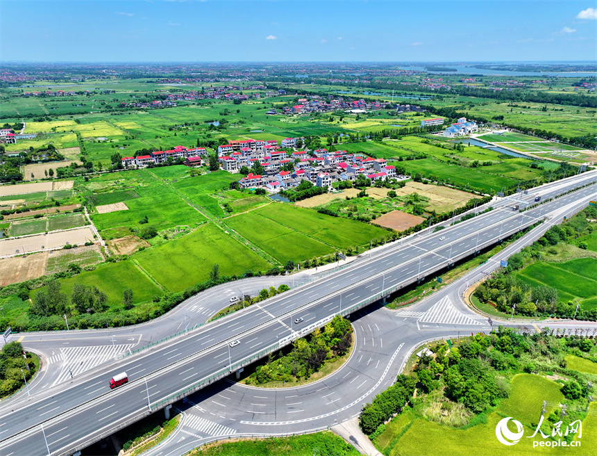 高速公路車輛往來疾馳，沿線鄉村農田密布、房舍林立，美景怡人。人民網 朱海鵬攝