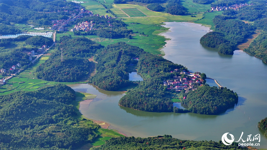撫州市東鄉區孝崗鎮幸福濕地公園，綠水青山相得益彰。人民網 朱海鵬攝