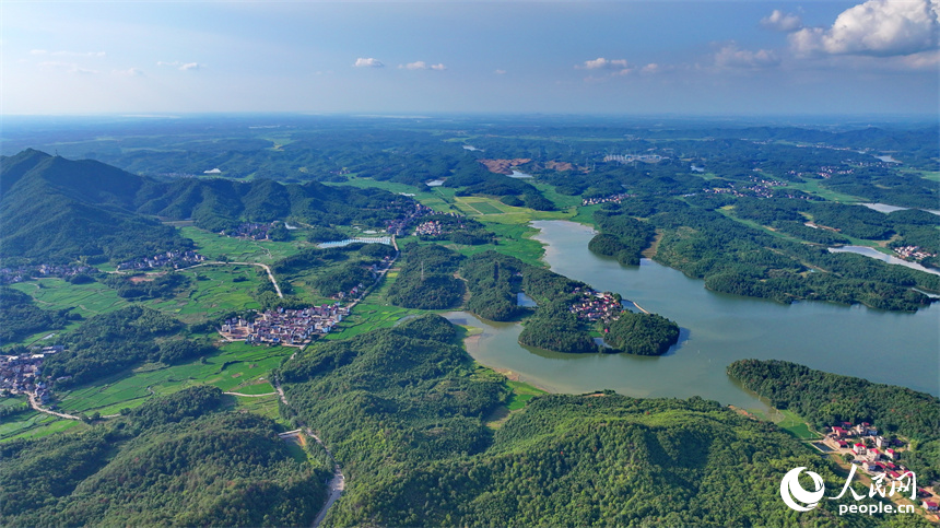 撫州市東鄉區孝崗鎮幸福濕地公園，綠水青山相得益彰。人民網 朱海鵬攝