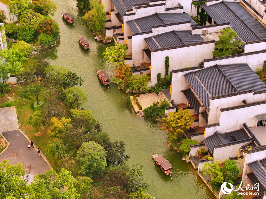 上饒市婺源縣婺女洲度假區，各地游客紛至沓來。人民網 朱海鵬攝