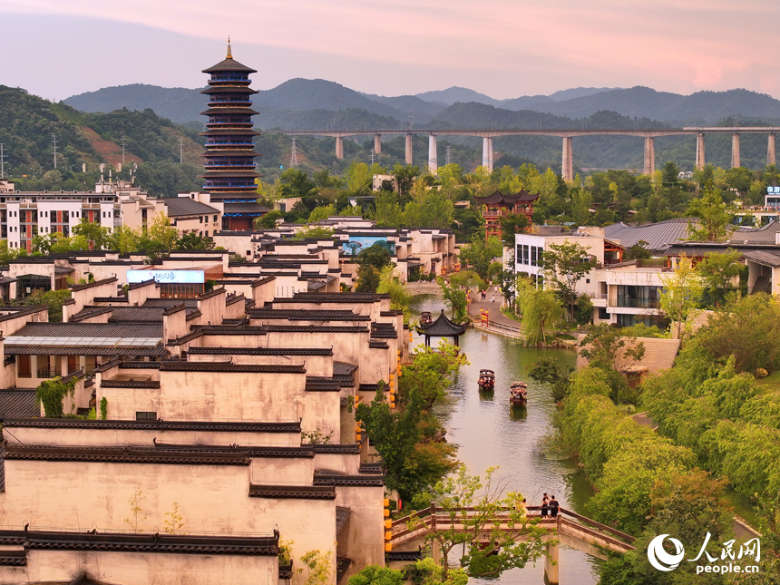 上饒市婺源縣婺女洲度假區，各地游客紛至沓來。人民網 朱海鵬攝