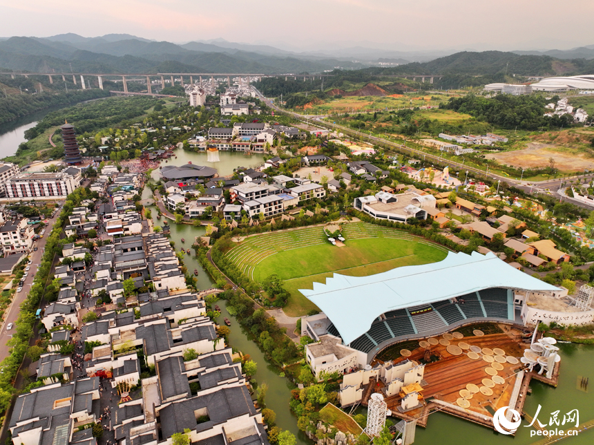上饒市婺源縣婺女洲度假區，各地游客紛至沓來。人民網 朱海鵬攝
