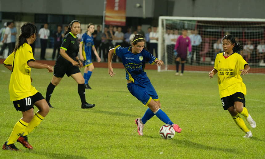 定南足球隊對賽意大利女足隊員。周億軍攝
