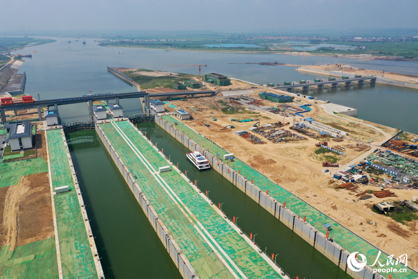 贛江南昌樞紐主支船閘正式通航。人民網記者 時雨攝
