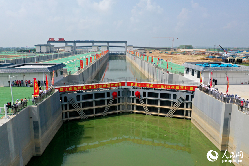 贛江南昌樞紐主支船閘正式通航。人民網記者 時雨攝