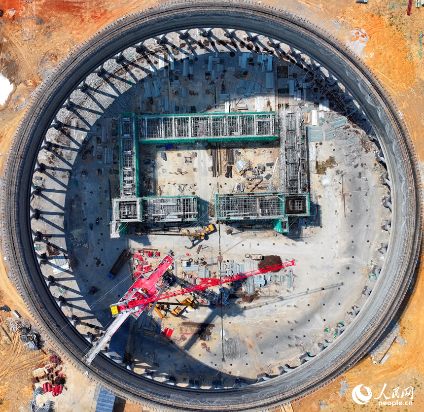 江西贛能上高綜合能源服務項目建設現場塔吊林立，施工人員在進行鍋爐、冷卻塔安裝澆筑作業。人民網 朱海鵬攝