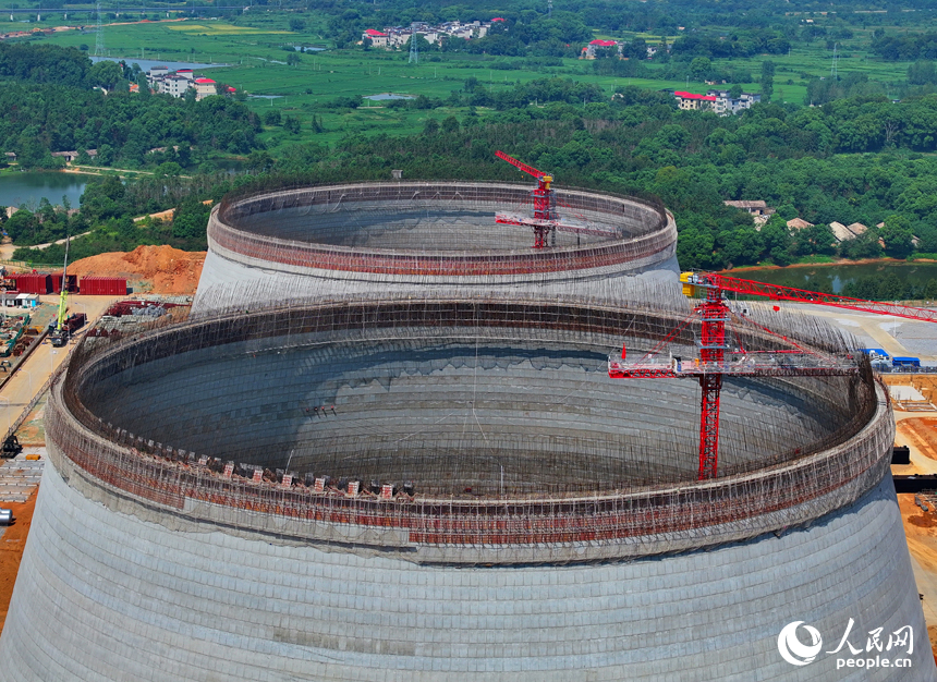 江西贛能上高綜合能源服務項目建設現場塔吊林立，施工人員在進行鍋爐、冷卻塔安裝澆筑作業。人民網 朱海鵬攝