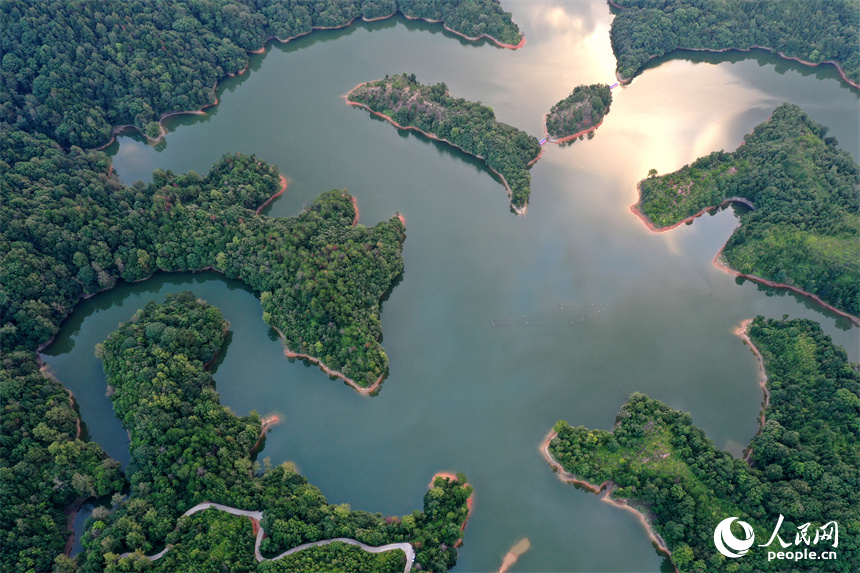 廣昌縣旴江鎮中坊水庫周邊的山體綠意蔥蘢、風景如畫。人民網記者 時雨攝