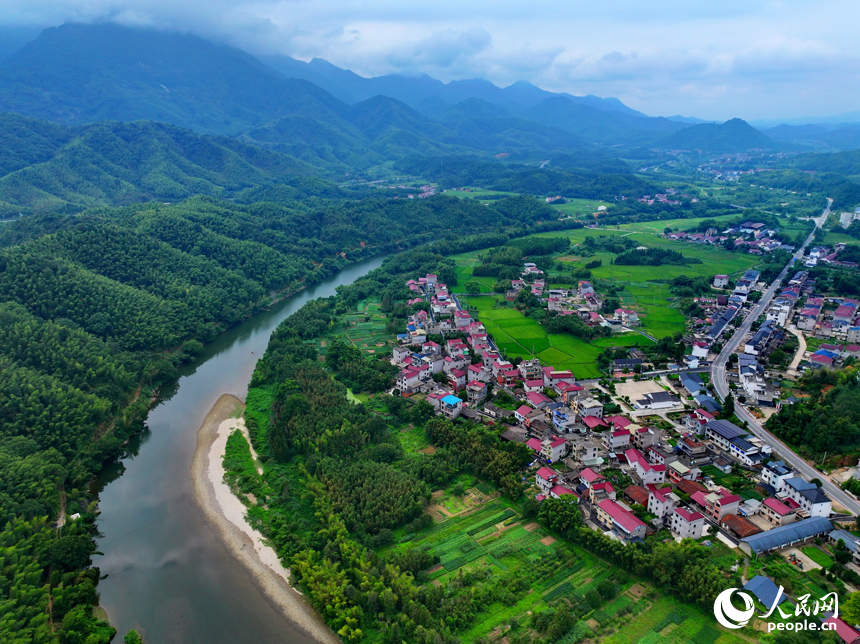 德興市花橋鎮蔣家村，群峰疊翠、碧水蜿蜒，秋日山水鄉村美景映入眼簾。人民網 朱海鵬攝