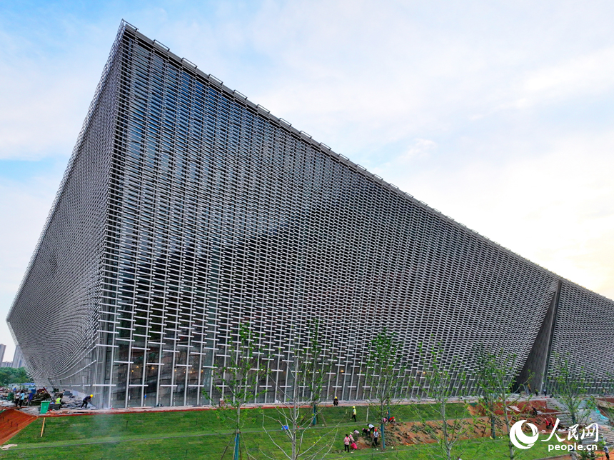 南昌保利大劇院項目建設工地，工人在進行綠化和主體外立面收尾施工。人民網 朱海鵬攝