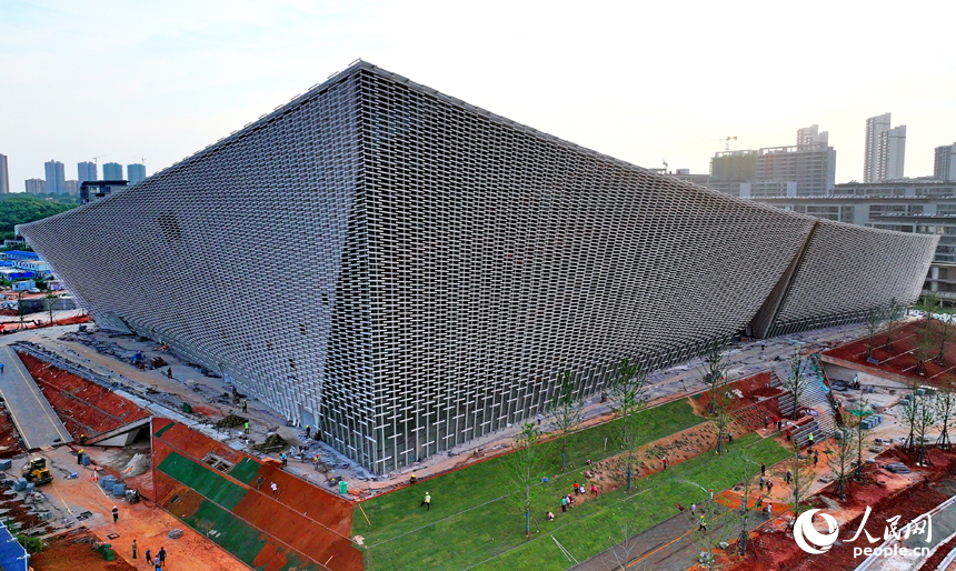 南昌保利大劇院項目建設工地，工人在進行綠化和主體外立面收尾施工。人民網 朱海鵬攝