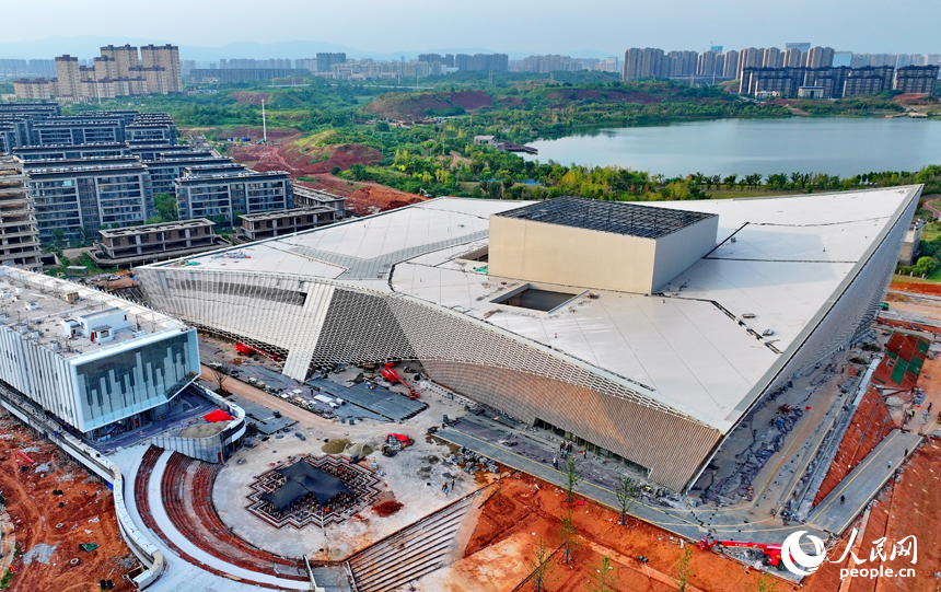 南昌保利大劇院項目建設工地，工人在進行綠化和主體外立面收尾施工。人民網 朱海鵬攝