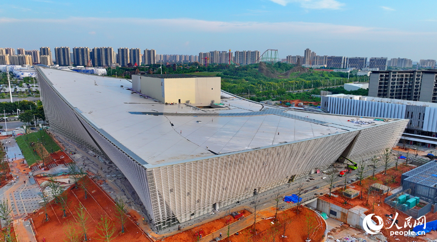 南昌保利大劇院項目建設工地，工人在進行綠化和主體外立面收尾施工。人民網 朱海鵬攝