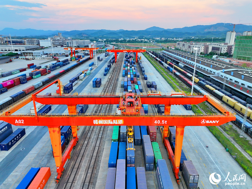 贛州國際陸港貨場，集裝箱整齊排列，進出口貨物正快速有序裝卸。人民網 朱海鵬攝