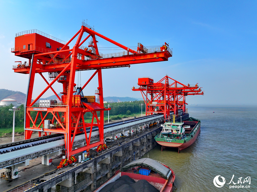 九江市湖口縣高新技術產業園區的一家火力發電廠碼頭，橋吊來回作業，卸煤輸送繁忙有序。人民網 朱海鵬攝