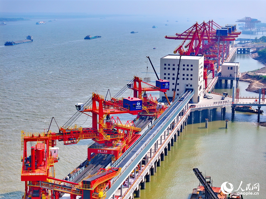 九江市湖口縣的湖口銀砂灣碼頭，大型吊裝設備林立，工人在進行安裝調試作業。人民網 朱海鵬攝