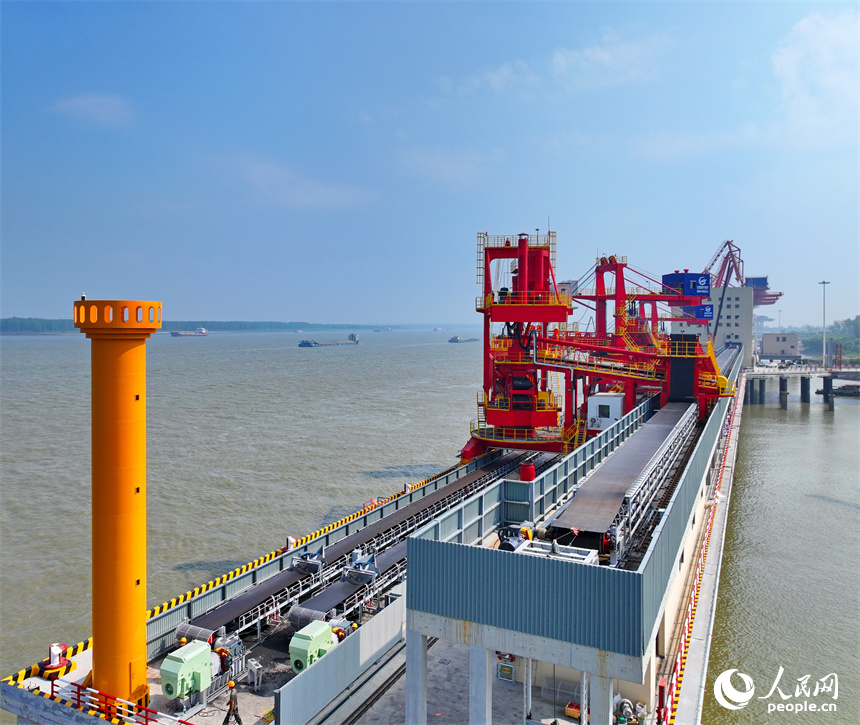 九江市湖口縣的湖口銀砂灣碼頭，大型吊裝設備林立，工人在進行安裝調試作業。人民網 朱海鵬攝