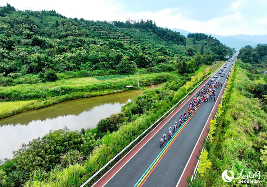 贛州市安遠縣三百山鎮咀下村，環鄱陽湖國際自行車大賽的參賽選手在長達百余公里的“四好農村路”上馳騁。人民網 朱海鵬攝