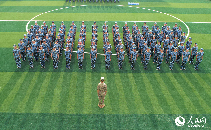 江西師范大學2024級新生在學校風雨球場進行軍訓。人民網記者 毛思遠攝