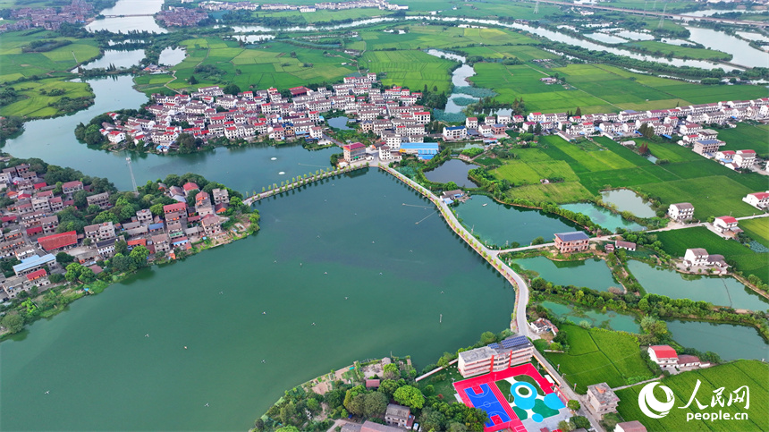 南昌縣富山鄉清湖村，蜿蜒的灌溉水渠與村莊農房、田園綠植相映成趣。人民網 朱海鵬攝