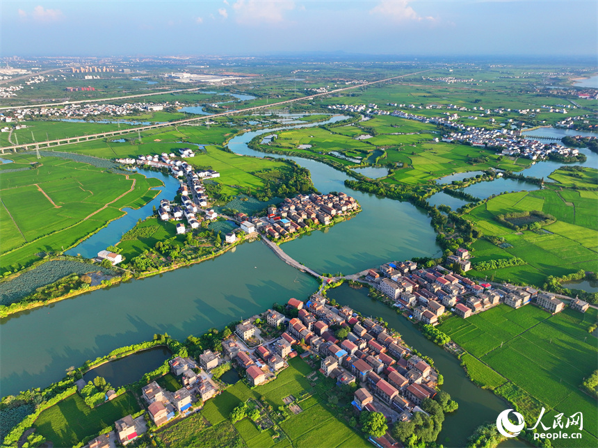 南昌縣富山鄉清湖村，蜿蜒的灌溉水渠與村莊農房、田園綠植相映成趣。人民網 朱海鵬攝