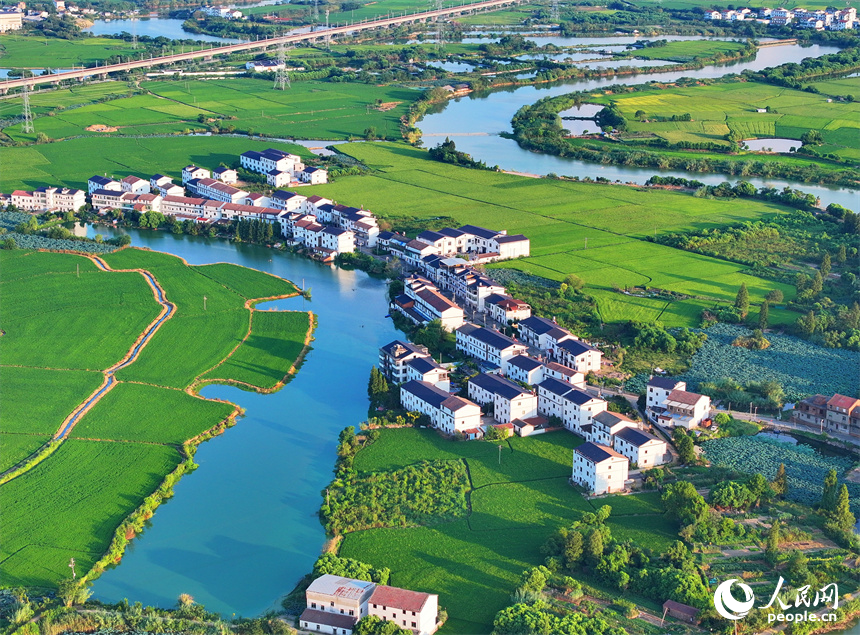 南昌縣富山鄉清湖村，蜿蜒的灌溉水渠與村莊農房、田園綠植相映成趣。人民網 朱海鵬攝