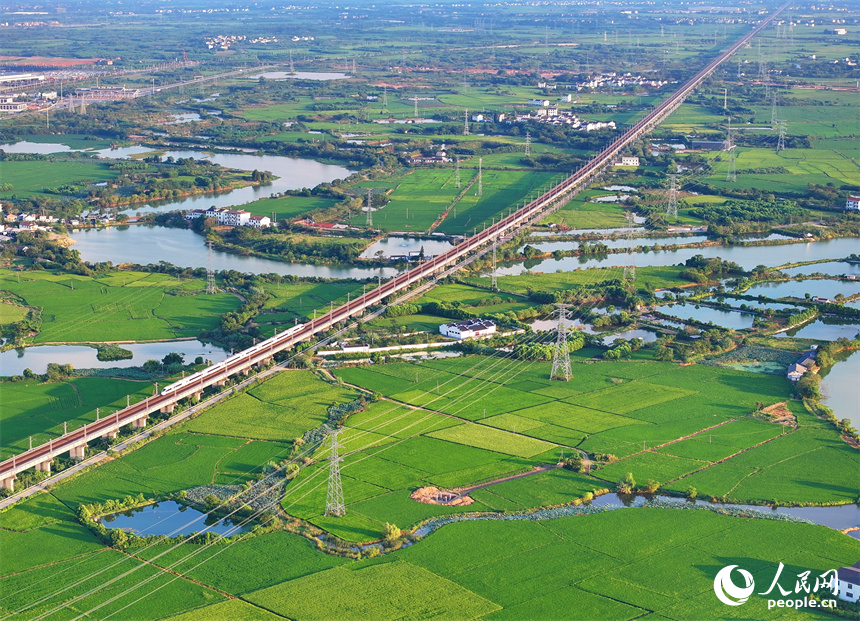 南昌縣富山鄉清湖村，蜿蜒的灌溉水渠與村莊農房、田園綠植相映成趣。人民網 朱海鵬攝