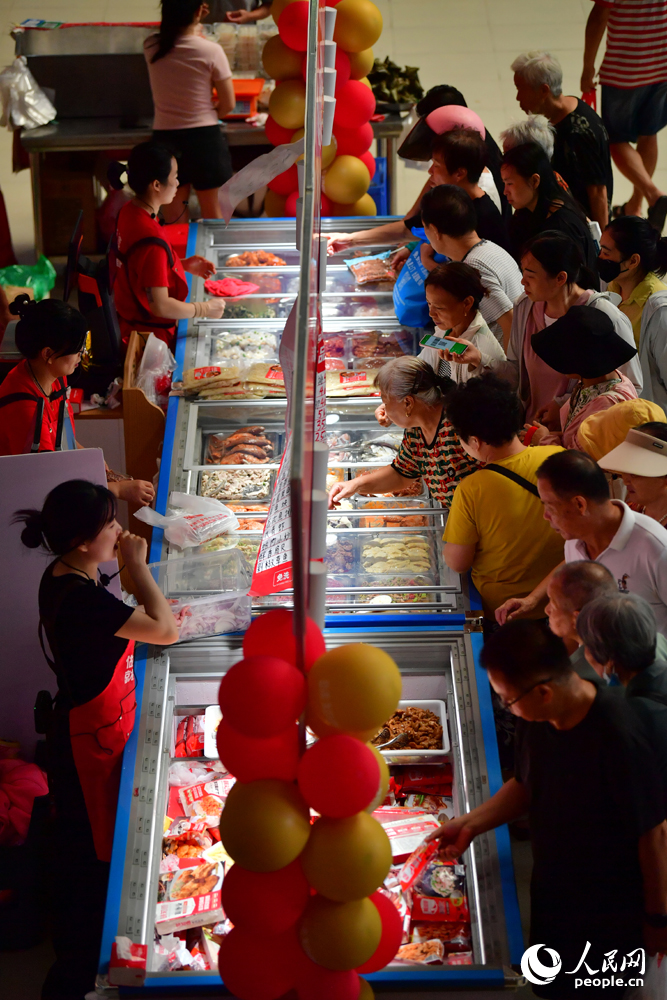 在江西省南昌市紅谷灘區沁園農貿市場內，市民正在早市購買冷凍食品。人民網記者 時雨攝