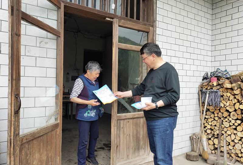 肖南萍上門向村民宣傳政策。李婀芬攝