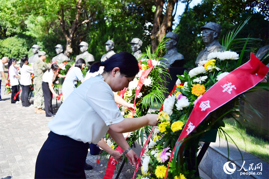 社會各界人士向革命烈士敬獻花籃。人民網記者 時雨攝
