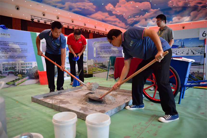 建筑行業工作人員正在進行技能大比武。人民網記者 時雨攝