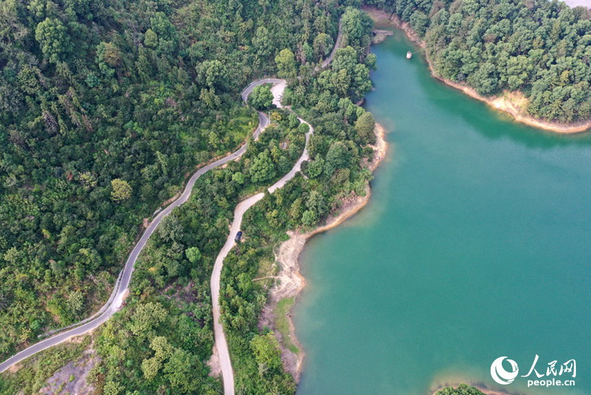 航拍鏡頭下的上栗楓林水庫山水相連、波光漣漪，宛若一幅山水畫展現在眼前。人民網記者 時雨攝