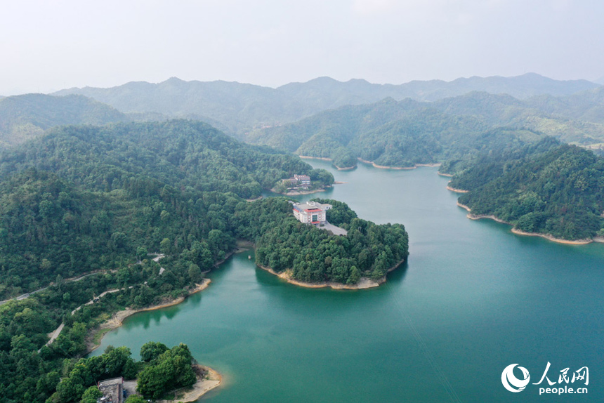 航拍鏡頭下的上栗楓林水庫山水相連、波光漣漪，宛若一幅山水畫展現在眼前。人民網記者 時雨攝