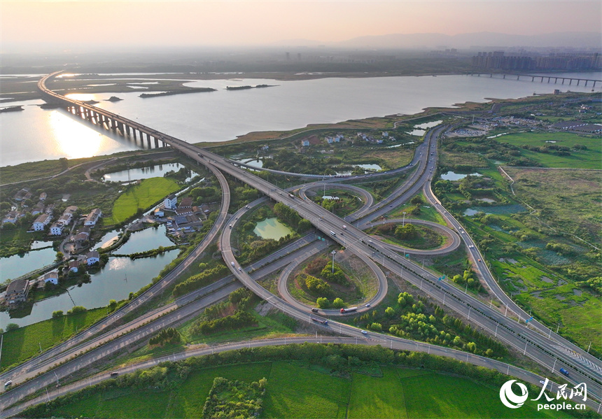 位于南昌縣富山鄉的南外環互通，杭長高速與沿江南大道交會，車輛往來穿行，構成一道景美路暢的“風景線”。人民網 朱海鵬攝