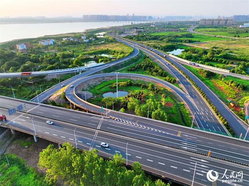 位于南昌縣富山鄉的南外環互通，杭長高速與沿江南大道交會，車輛往來穿行，構成一道景美路暢的“風景線”。人民網 朱海鵬攝