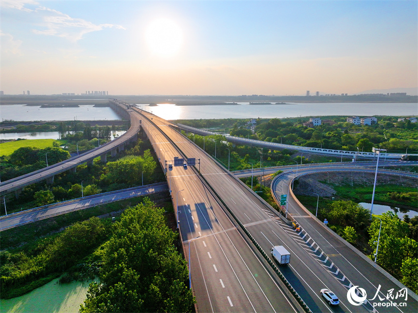 位于南昌縣富山鄉的南外環互通，杭長高速與沿江南大道交會，車輛往來穿行，構成一道景美路暢的“風景線”。人民網 朱海鵬攝
