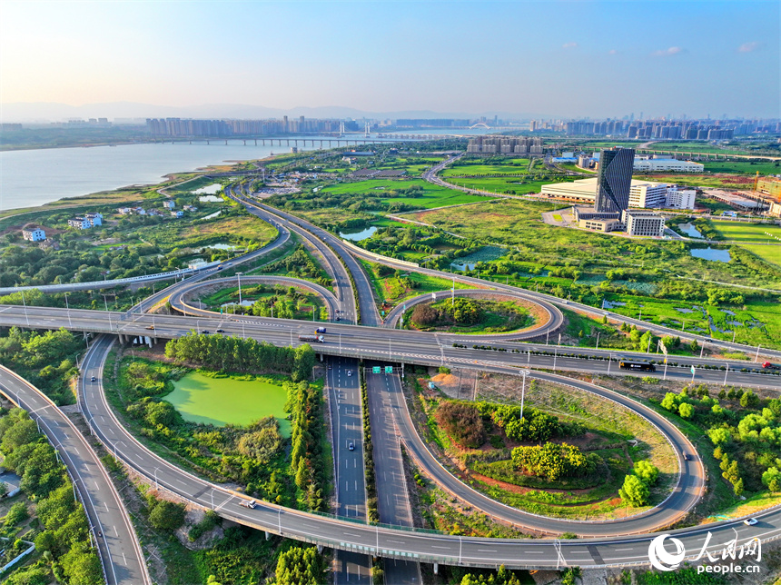 位于南昌縣富山鄉的南外環互通，杭長高速與沿江南大道交會，車輛往來穿行，構成一道景美路暢的“風景線”。人民網 朱海鵬攝