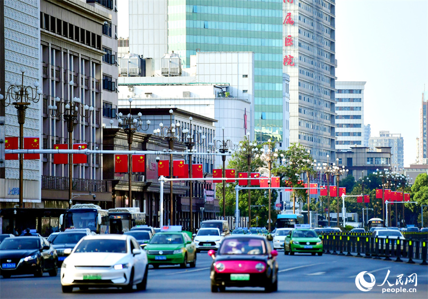 國慶節將到，南昌八一大道上國旗招展。人民網記者 時雨攝
