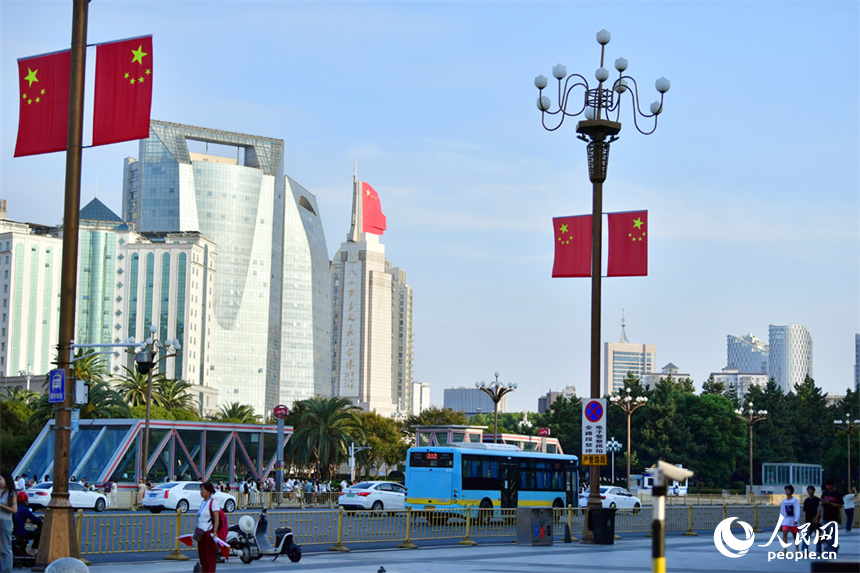 國慶節將到，南昌八一大道上國旗招展。人民網記者 時雨攝
