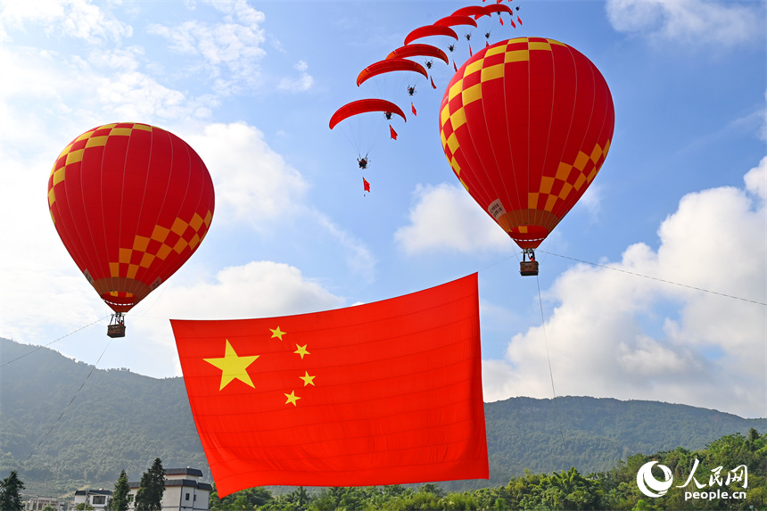 贛州市南康區龍回鎮坪沙村布谷寨體育公園的國家航空飛行營地，許多游客前來觀看迎國慶主題飛行表演。人民網 朱海鵬攝