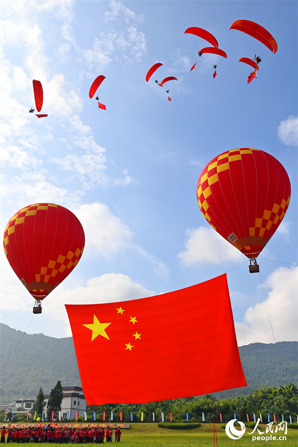 贛州市南康區龍回鎮坪沙村布谷寨體育公園的國家航空飛行營地，許多游客前來觀看迎國慶主題飛行表演。人民網 朱海鵬攝