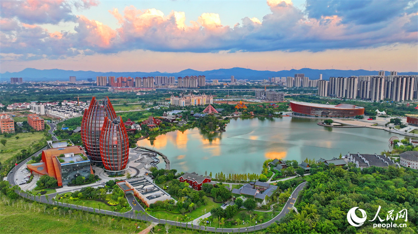 秋日里的南康家居小鎮景色美不勝收。人民網 朱海鵬攝