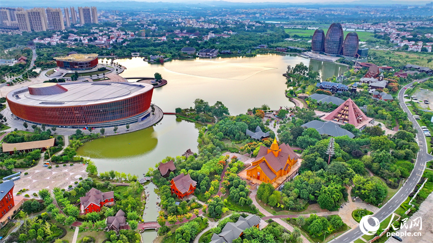 秋日里的南康家居小鎮景色美不勝收。人民網 朱海鵬攝