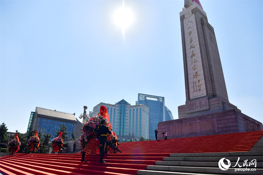 禮兵抬著花籃，拾級而上，正步向前，將花籃擺放到八一南昌起義紀念塔基座上。人民網記者 時雨攝