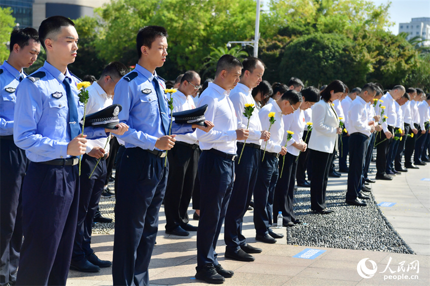 各界干部群眾向英勇獻身的烈士默哀。人民網記者 時雨攝