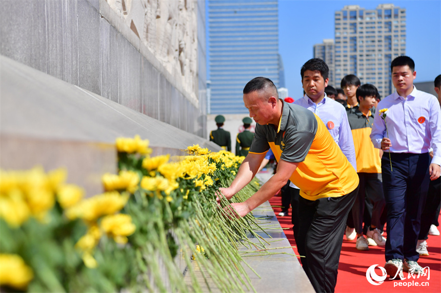 各界干部群眾來到八一南昌起義紀念塔塔下敬獻鮮花。人民網記者 時雨攝