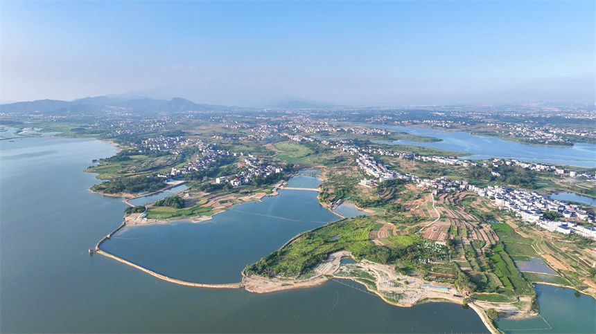 土牛村景美如畫。潘成攝