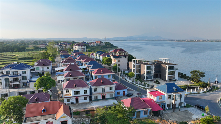 土牛村景美如畫。潘成攝